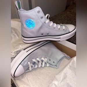 Size 7(women’s) converse